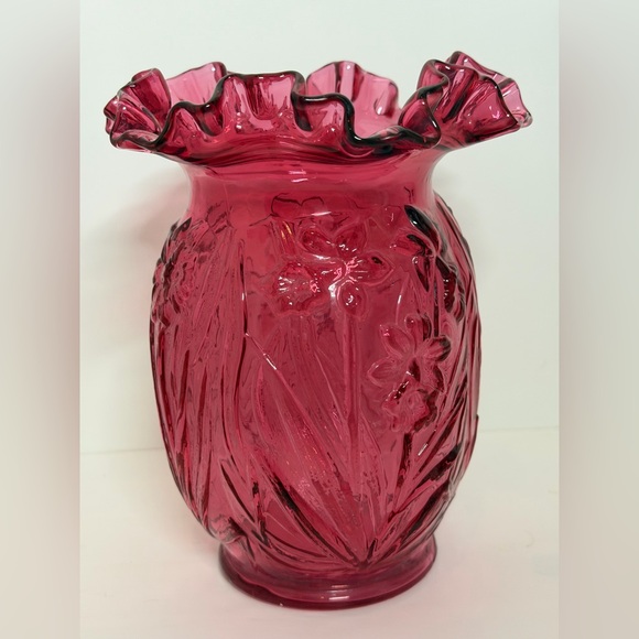 Fenton Cranberry glass vase with a ruffled rim and an embossed daffodil pattern - Picture 16 of 16